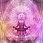 Silhouette qui médite sur fond rosé, fondations ésotériques du Kriya Samadhi