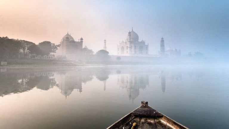 Bateau dans la brume, avec le Taj Mahal