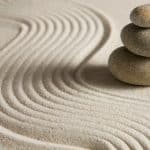 Traces dans le sable et pierres dans un jardin zen