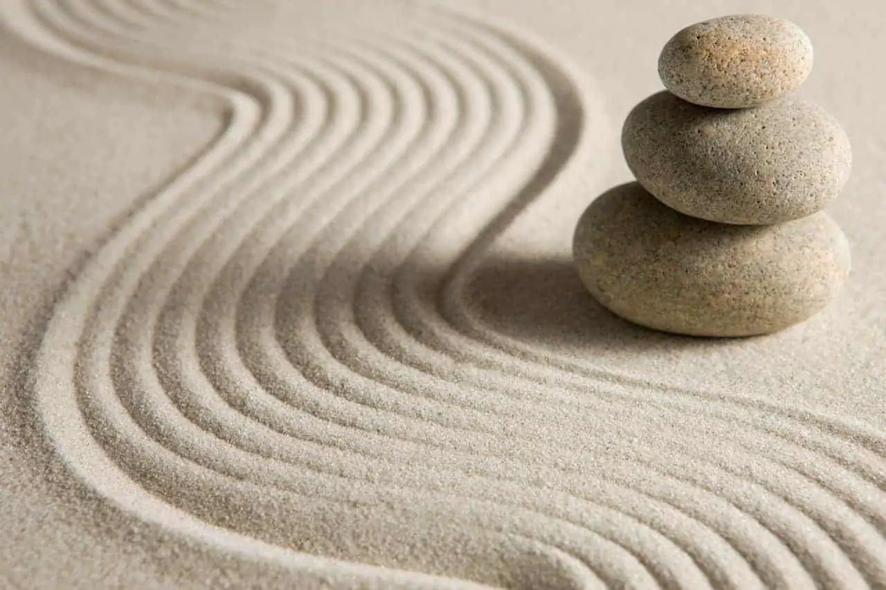 Traces dans le sable et pierres dans un jardin zen