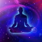 Silhouette en méditation sur fond cosmique, astral de la renaissance