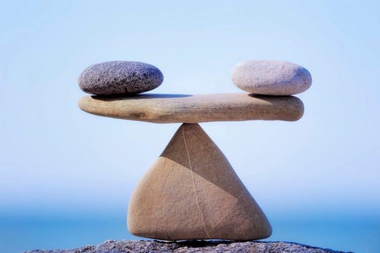 Pierres en équilibre qui forment une balance, contrôle de la colère, zen