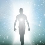 Comment expliquer la réincarnation alors que la population mondiale augmente ? Une slihouette qui émerge du comos, réincarnation