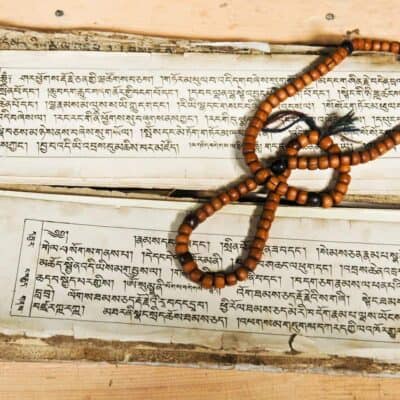 Mala et texte sanscrit sur un parchemin ou rouleau de prière