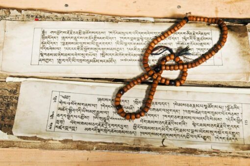 Mala et texte sanscrit sur un parchemin ou rouleau de prière