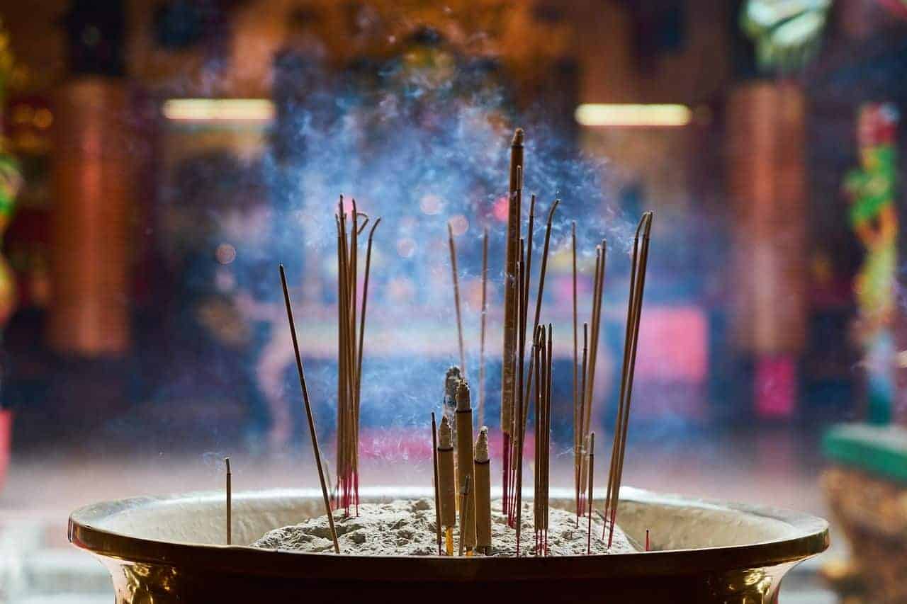 Bâtons d'encens qui brûlent lors d'un rituel