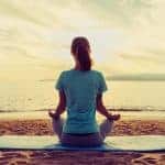 Les Bienfaits de la Méditation Femme qui médite face à la mer