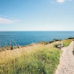 Chemin côtier qui borde la mer