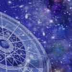 Cadran bleu avec les signes astrologiques, sur fond céleste