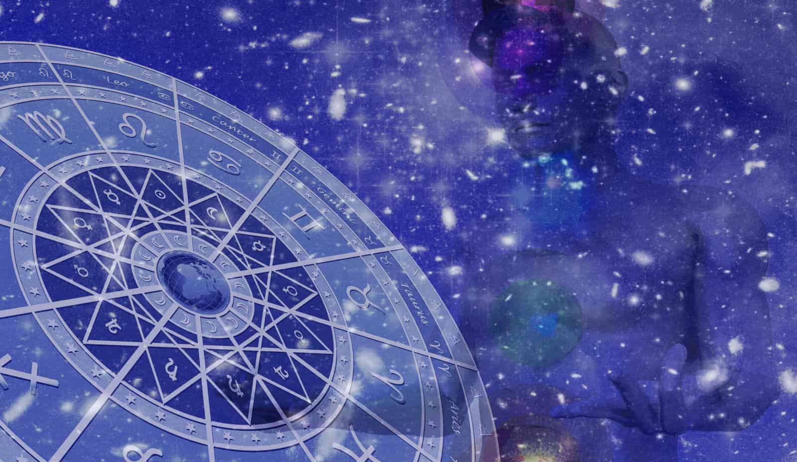 Cadran bleu avec les signes astrologiques, sur fond céleste