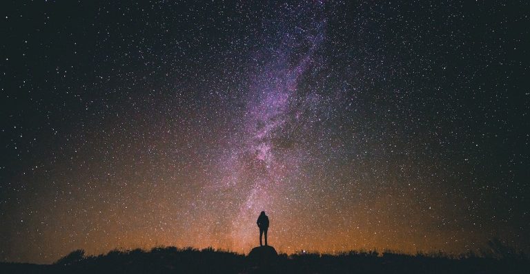 Un homme face à l'immensité du cosmos et de l'univers