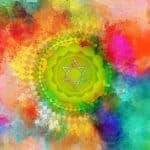 Chakras et mantra sur fond bariolé