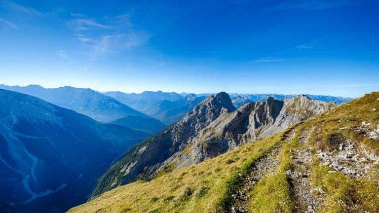 En haut du chemin d'une montagne, avec un fond de ciel bleu