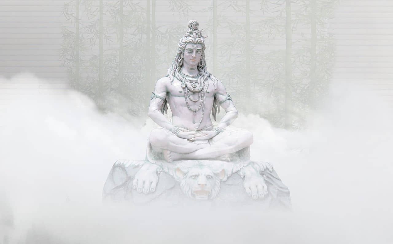 Statue de Bouddha dans les nuages