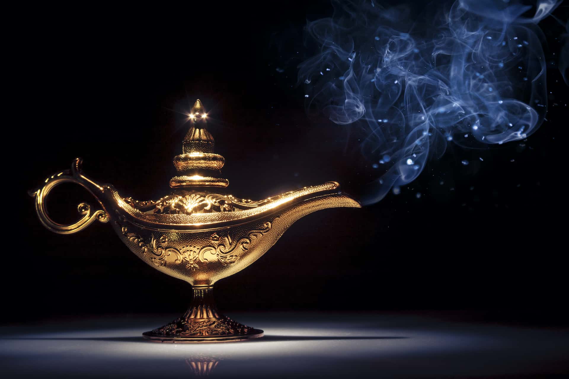 La lampe d'Aladdin et la fumée du génie qui s'échappe.