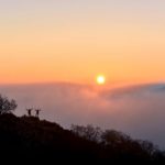 Solstice d'Hiver : Éveillez vos Lumières Célestes Intérieures ! Coucher de soleil au-dessus de la montagne