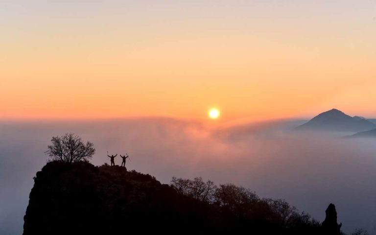 Coucher de soleil au-dessus de la montagne