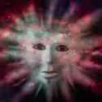 Un masque d'un visage humain qui sort de l'espace