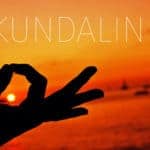 Kriya Kundalini : méditation et geste du gyan mudra sur fond de coucher de soleil.