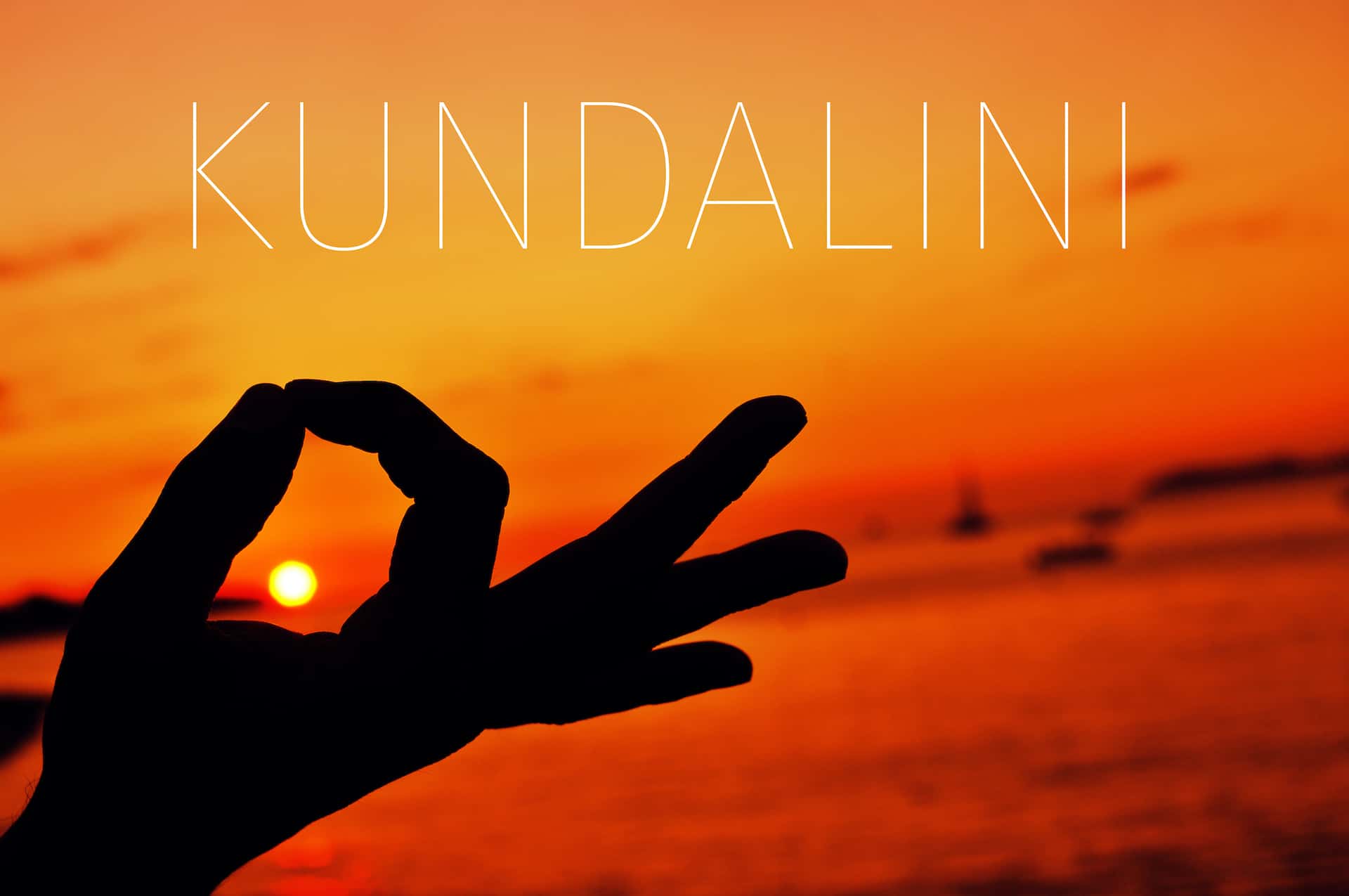 Kriya Kundalini : méditation et geste du gyan mudra sur fond de coucher de soleil.