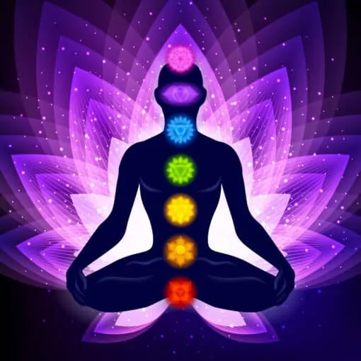 Le créateur dans la position du lotus, en pleine méditation de yoga, avec les chakras positionnés.