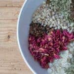 Encens dans un bol sur une table en bois