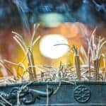 Bâtons d'encens qui brûlent avec de la fumée, rituel bouddhiste