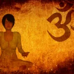 Femme assise en pleine méditation de kriya yoga avec le symbole aum sur fond grunge