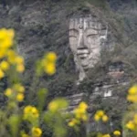 Le Pouvoir Créatif de nos Pensées Positives ! Bouddha sculpté dans la montagne en Chine