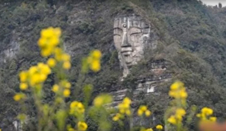 Bouddha sculpté dans la montagne en Chine