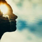 Une silhouette d’une tête de femme contre un plan d’eau serein.