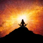 Mantra : Jaya Une femme est immergée dans les Processus Mystiques, assise au sommet d'une montagne avec une étoile en arrière-plan.