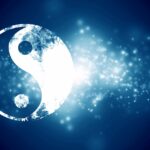 Une image d'art numérique comportant un symbole yin-yang, composée de textures contrastées blanches et bleues sur un fond bleu étincelant de type karmique d'astrologie.