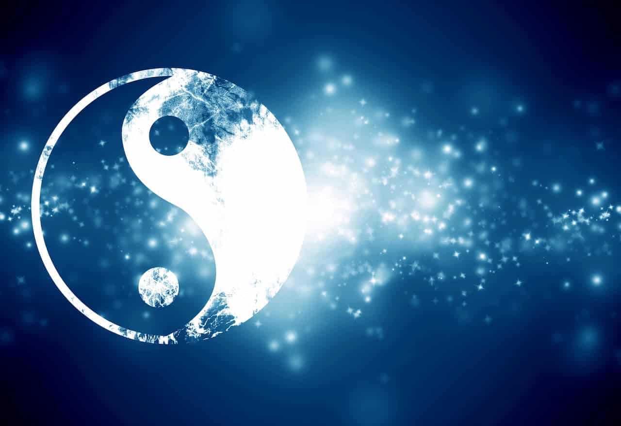 Une image d'art numérique comportant un symbole yin-yang, composée de textures contrastées blanches et bleues sur un fond bleu étincelant de type karmique d'astrologie.