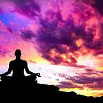 La silhouette d'une personne assise les jambes croisées dans une pose méditative, pratiquant l'Ishta Yoga sur une surface rocheuse. L’arrière-plan est un ciel vibrant et coloré au coucher du soleil avec des nuances de rose, de violet et d’orange. Une pleine lune est visible dans le coin supérieur gauche, partiellement obscurcie par les nuages, évoquant le mystique Rituel de la Lune.