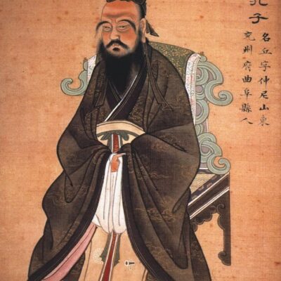 Une peinture traditionnelle chinoise représente Confucius assis portant une robe sombre et élaborée ornée de broderies complexes. Le personnage a une longue barbe noire et des cheveux attachés en chignon. Il est assis sur une chaise ornée de détails verts et dorés. Une calligraphie chinoise faisant référence au Yi Ching, Le Livre des Changements est présente sur le côté droit de l'œuvre.