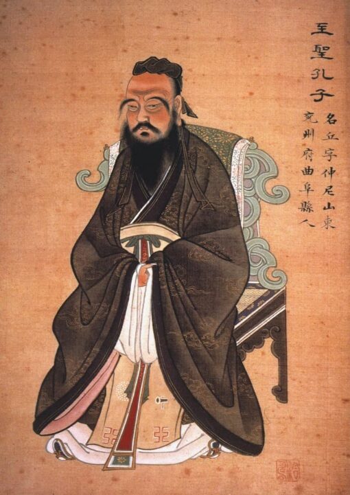 Une peinture traditionnelle chinoise représente Confucius assis portant une robe sombre et élaborée ornée de broderies complexes. Le personnage a une longue barbe noire et des cheveux attachés en chignon. Il est assis sur une chaise ornée de détails verts et dorés. Une calligraphie chinoise faisant référence au Yi Ching, Le Livre des Changements est présente sur le côté droit de l'œuvre.