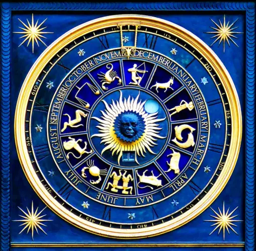 Une horloge astrologique vibrante, au cœur du thème de « Astrologie Karmique : L'Horoscope et Vos Vies Antérieures », met en valeur un soleil avec un visage humain en son centre. Tout autour se trouvent des symboles du zodiaque dorés représentant chaque mois. Le design présente un fond bleu profond mis en valeur par des étoiles dorées et des noms de mois étiquetés, le tout entouré d'un cadre circulaire orné.