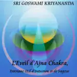 L’Éveil d’Ajna Chakra, Troisième Œil d’Intuition et de Sagesse L’illustration numérique abstraite présente des formes translucides superposées bleues, vertes et jaunes rayonnant à partir du centre. "SRI GOSWAMI KRIYANANDA" est au-dessus et le nom du produit "L'Éveil d'Ajna Chakra, Troisième Œil d'Intuition et de Sagesse" en dessous.