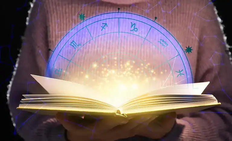Une personne vêtue d'un pull rose tient un livre ouvert et lumineux. Au-dessus du livre se trouve une roue du zodiaque bleue translucide avec des symboles astrologiques, tandis que des étincelles et de la lumière dorée s'élèvent, invitant tout le monde à apprendre la sagesse par le biais de la connaissance mystique et de la magie.