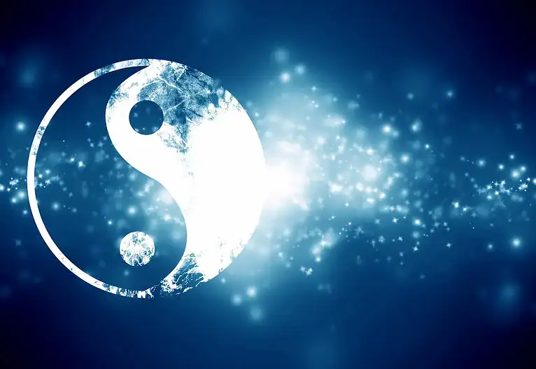 Un symbole yin-yang blanc lumineux apparaît sur la gauche d'un fond bleu foncé, irradiant des particules étincelantes et des traînées lumineuses. Cet effet magique évoque la nature éthérée de Karma de Vie Passée, qui se fond dans le bleu profond de l'environnement.