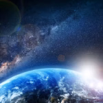 Vue de la Terre depuis l'espace, avec un horizon incurvé en bas, des océans bleus et des nuages blancs visibles. Le soleil se lève au bord de l'horizon, projetant une lueur brillante tandis que l'Univers se déploie au-delà, révélant notre origine céleste dans un ciel rempli d'étoiles et la Voie lactée.