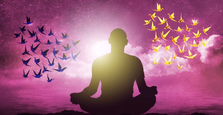 Une personne est assise en tailleur, en pleine méditation, se découpant sur une lumière rayonnante devant un fond violet. Des oiseaux en origami noirs et jaunes volent de part et d'autre. La brume et les étoiles envahissent le ciel, créant une scène apaisante et mystique, empreinte de sérénité.