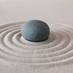 La Désidentification : deuxième partie jardin zen, caillou au milieu de cercles dans le sable