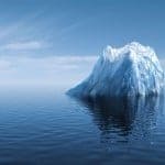 iceberg qui flotte dans l'océan