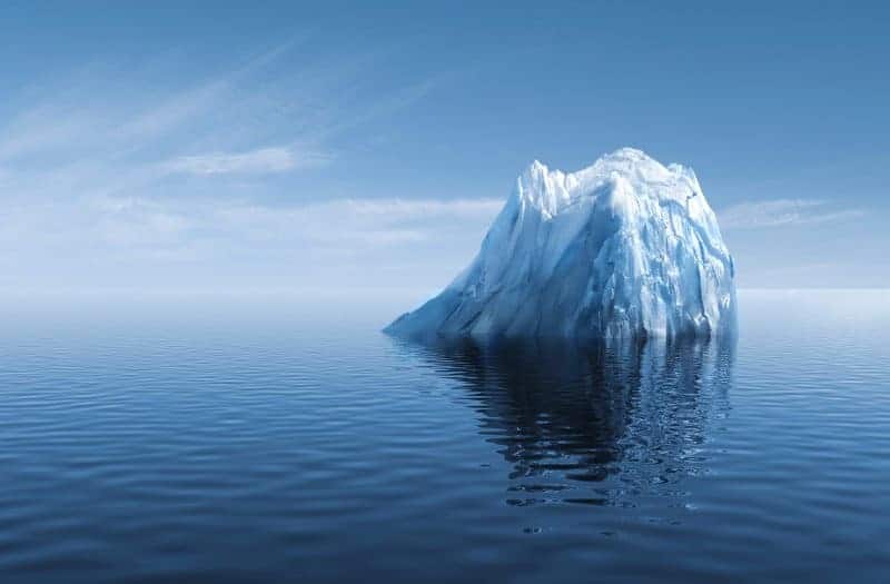 iceberg qui flotte dans l'océan