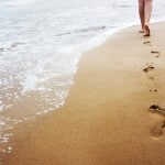 Le Chemin du Kriya quelqu'un qui laisse ses traces de pas dans le sable, sur la plage au bord de l'eau