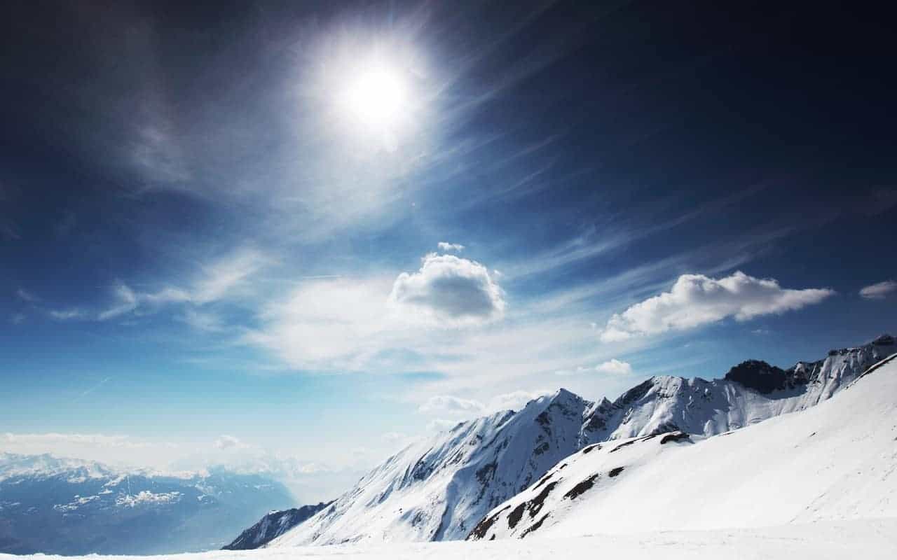 Une montagne enneigée en hiver, sous le soleil