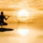 La Science Spirituelle du Kriya Yoga yoga siddhis, devant la mer et le coucher de soleil