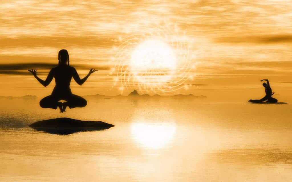yoga siddhis, devant la mer et le coucher de soleil